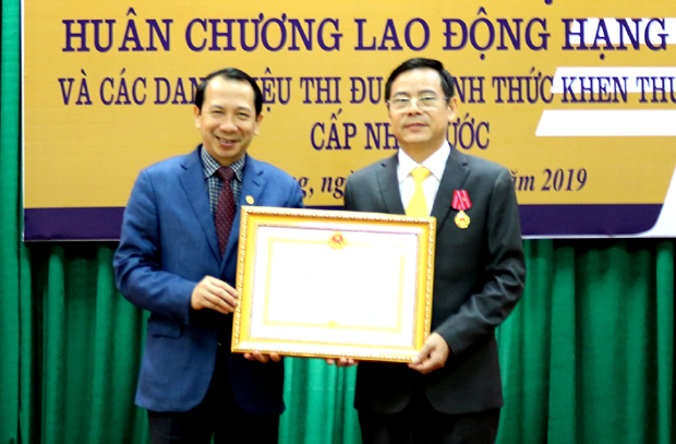 Thừa ủy quyền của Chủ tịch nước, Phó Chủ tịch UBND tỉnh Trần Đức Quý trao Huân chương Lao động hạng Ba cho ông Đinh Văn Dũng, Giám đốc Bưu điện tỉnh.