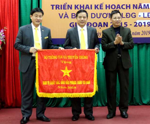 Lãnh đạo Sở Thông tin và Truyền thông trao Cờ thi đua đơn vị xuất sắc, dẫn đầu phong trào thi đua năm 2018 của Bộ Thông tin và Truyền thông cho tập thể cán bộ, nhân viên Bưu điện tỉnh.