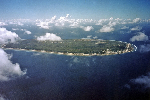 Đảo quốc Nauru nhìn từ trên cao. Đường băng duy nhất của nó nằm ở bên phải.
