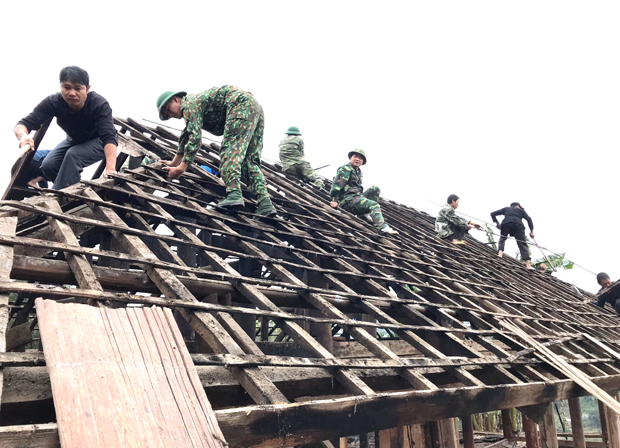 Giúp gia đình cựu chiến binh Vàng Văn Lương, thôn Ngài Trồ, xã Thàng Tín, sửa chữa nhà ở.                                                    Ảnh: Kim Khánh (BĐBP tỉnh)