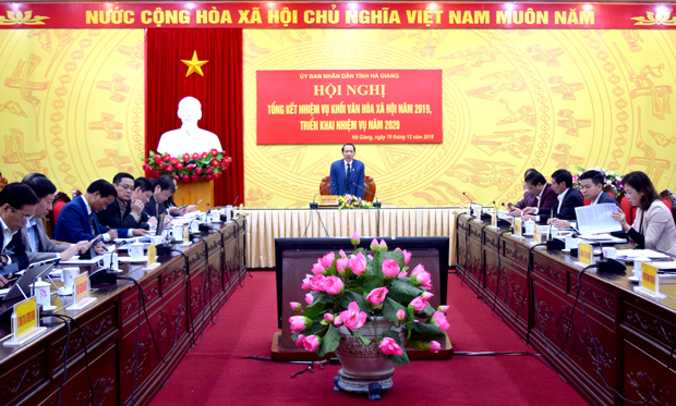 Phó Chủ tịch UBND tỉnh Trần Đức Quý kết luận hội nghị và giao nhiệm vụ cho các đơn vị trong Khối VH - XH.