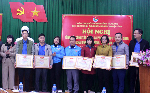 Lãnh đạo Tỉnh đoàn và Đoàn khối Cơ quan – Doanh nghiệp trao giấy khen cho các tập thể có thành tích xuất sắc trong công tác đoàn và phong trào thanh thiếu niên năm 2019.