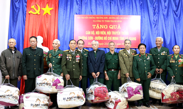 Lãnh đạo T.Ư Hội Truyền thống Trường Sơn – Đường Hồ Chí Minh và Công ty TNHH Thanh Bình tặng quà Tết cho các hội viên