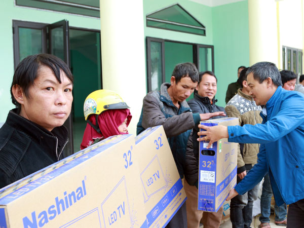 Lãnh đạo Phòng Văn hóa – Thông tin huyện Yên Minh trao thiết bị hỗ trợ cho các hộ