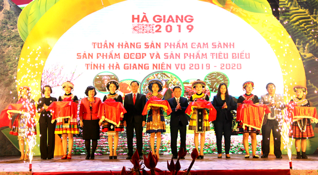 Phó Chủ tịch Thường trực UBND tỉnh Nguyễn Minh Tiến và các đại biểu cắt băng khai trương chương trình.