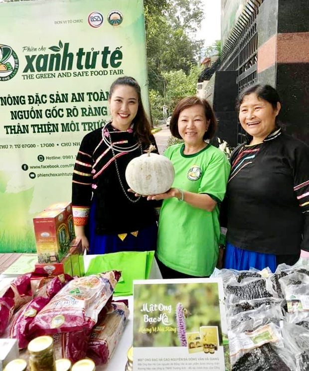 Lưu Thị Hòa (trái) bên gian hàng giới thiệu đặc sản Hà Giang.