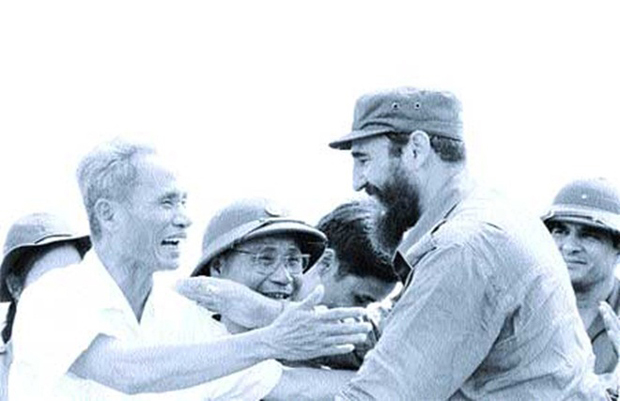 Nhà lãnh đạo Fidel Castro và cố Thủ tướng  Phạm Văn Đồng tại Quảng Trị, tháng 9.1973. Ảnh: VNA