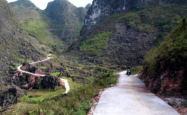 Tuyến đường bê tông liên thôn chào mừng Đại hội Đảng các cấp thôn Sủng Quáng, xã Sủng Máng.