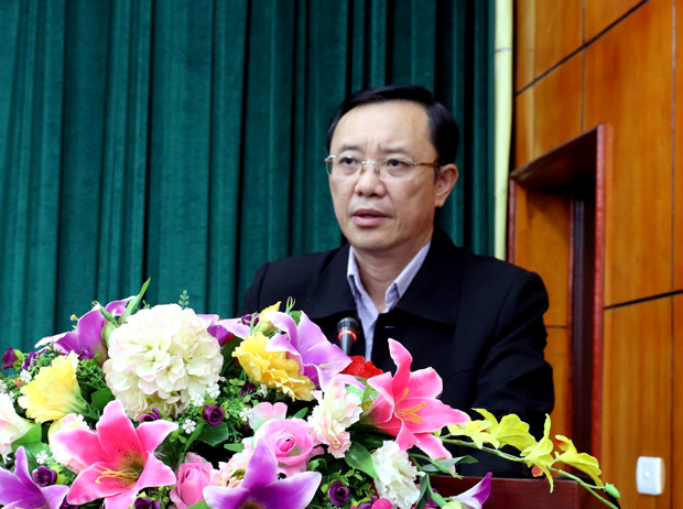 Phó Bí thư Thường trực Tỉnh ủy, Chủ tịch HĐND tỉnh Thào Hồng Sơn phát biểu tại hội nghị