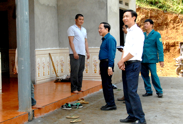Bí thư Huyện ủy Vi Hữu Cầu thăm hộ Đặng Văn Sơn, thôn Đông Cáp 2, thị trấn Vị Xuyên.