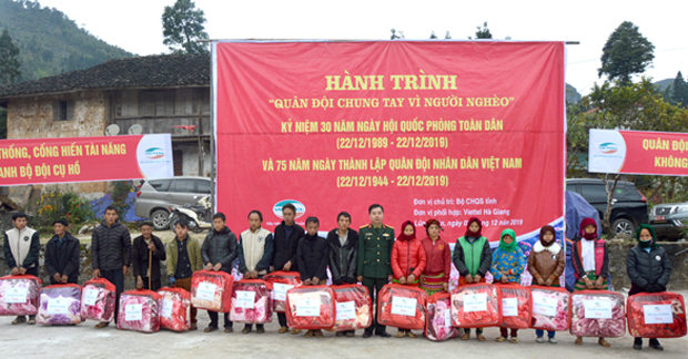 Lãnh đạo Bộ CHQS tỉnh tặng quà cho gia đình chính sách, hộ nghèo, học sinh nghèo trên địa bàn xã Lũng Phìn và Sủng Trái, huyện Đồng Văn, tại  Lễ phát động “Quân đội chung tay vì người nghèo”.