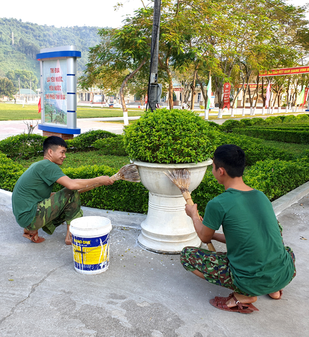 Chỉnh trang cây cảnh, chuẩn bị đón Tết ở đơn vị 877.               Ảnh: Hoa Sim