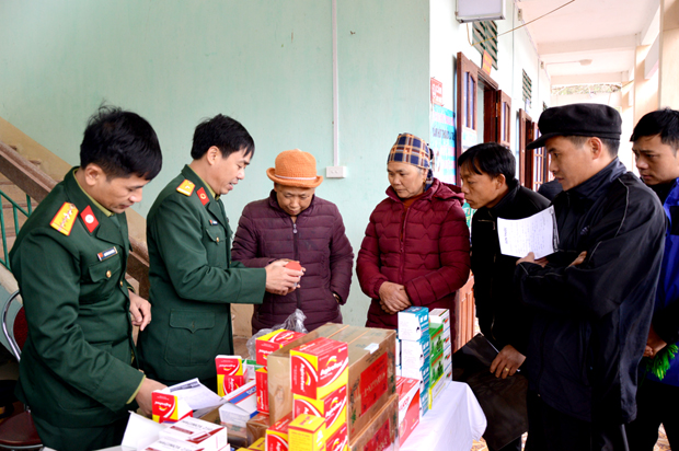 Quân y Bộ CHQS tỉnh khám bệnh, cấp phát thuốc miễn phí cho người dân xã Lũng Phìn (Đồng Văn).           Ảnh: Q.H