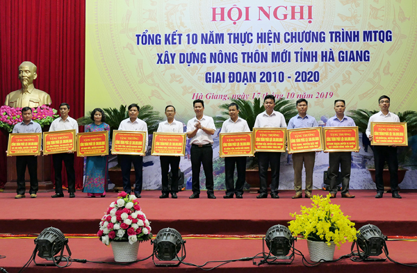 Bí thư Tỉnh ủy Đặng Quốc Khánh trao thưởng cho các xã có thành tích xuất sắc trong phong trào thi đua xây dựng xã đạt chuẩn NTM. 						 Ảnh: PHI ANH
