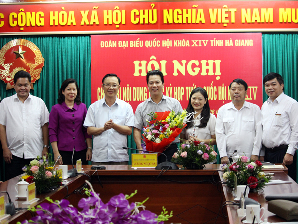 Thường trực Tỉnh ủy – HĐND tỉnh và các đại biểu tặng hoa chúc mừng đồng chí Đặng Quốc Khánh được bầu giữ chức Trưởng đoàn ĐBQH khóa XIV, đơn vị tỉnh Hà Giang. 				Ảnh: NGUYỄN PHƯƠNG