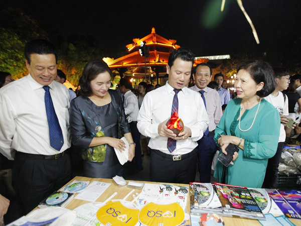 Bí thư Tỉnh ủy Đặng Quốc Khánh, Chủ tịch UBND tỉnh Nguyễn Văn Sơn và các đại biểu tham quan không gian trưng bày văn hóa, du lịch tỉnh Hà Giang tại Hà Nội. 						Ảnh: VĂN LONG
