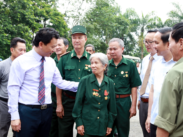 Các đồng chí lãnh đạo tỉnh trò chuyện với cựu chiến binh từng chiến đấu bảo vệ biên giới phía Bắc trong dịp kỷ niệm Ngày Thương binh, liệt sỹ 27.7.					 Ảnh: LƯƠNG HÀ 