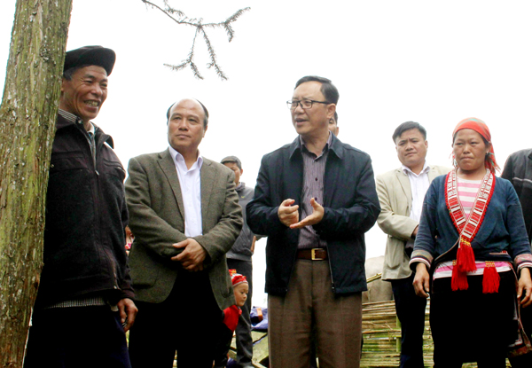 Phó Bí thư Thường trực Tỉnh ủy, Chủ tịch HĐND tỉnh Thào Hồng Sơn và các thành viên Đoàn giám sát khảo sát thực tế tại xã Nậm Ty (Hoàng Su Phì). Ảnh: Nguyễn Phương