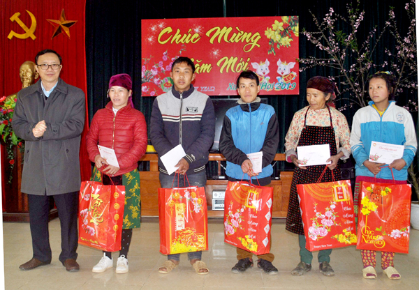 Phó Bí thư Thường trực Tỉnh ủy, Chủ tịch HĐND tỉnh Thào Hồng Sơn tặng quà các hộ nghèo xã Má Lé (Đồng Văn).