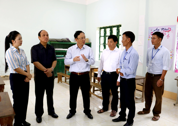 Phó Bí thư Thường trực Tỉnh ủy, Chủ tịch HĐND tỉnh Thào Hồng Sơn cùng Đoàn giám sát kiểm tra cơ sở vật chất Trường PTDT bán trú Tiểu học xã Ngán Chiên (Xín Mần). Ảnh: HOÀNG NGỌC