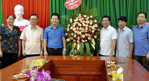 Bí thư Tỉnh ủy Đặng Quốc Khánh, Phó Bí thư Thường trực Tỉnh ủy Thào Hồng Sơn và lãnh đạo Ủy ban MTTQ tỉnh tặng hoa chúc mừng Ban Tuyên giáo Tỉnh ủy nhân kỷ niệm 89 năm Ngày truyền thống Ngành Tuyên giáo của Đảng (1.8.1930 – 1.8.2019). 					Ảnh: Văn Nghị