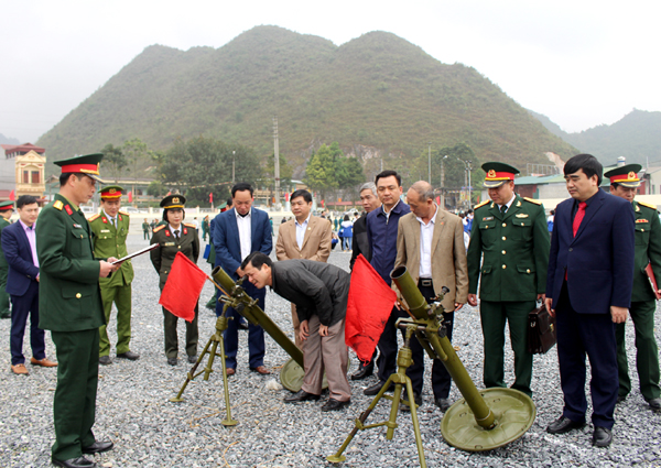 Lãnh đạo huyện Quản Bạ và Ban CHQS huyện tham quan mô hình học cụ huấn luyện quân đội. 