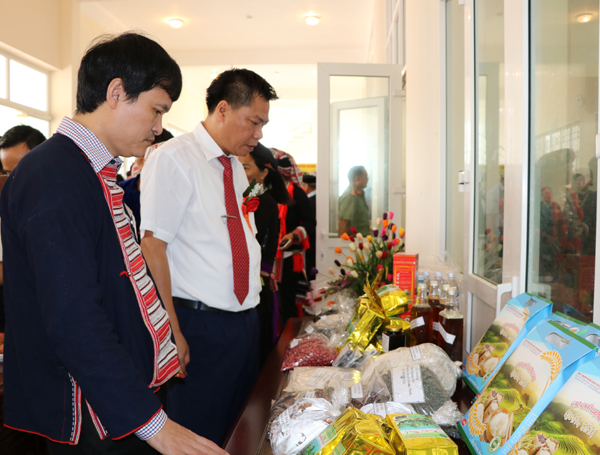 Lãnh đạo huyện Quang Bình tham quan các sản phẩm đặc trưng của huyện.