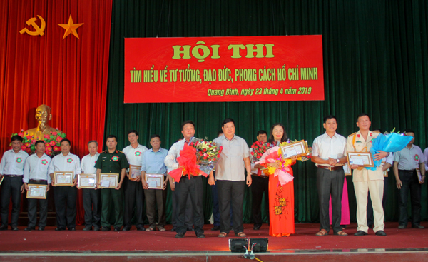 Lãnh đạo huyện trao giải Hội thi tìm hiểu tư tưởng, đạo đức phong cách Hồ Chí Minh.  