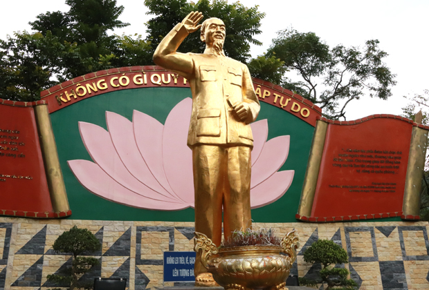 Tượng đài Bác Hồ tại trung tâm huyện Mèo Vạc