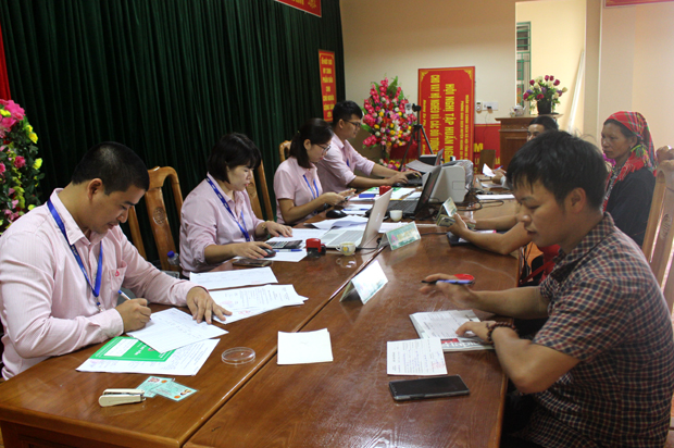 Cán bộ Ngân hàng CSXH huyện Hoàng Su Phì thực hiện giao dịch tại xã Nậm Ty.