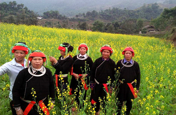 Phụ nữ dân tộc Dao áo dài thôn Nà Thác, xã Phương Độ.