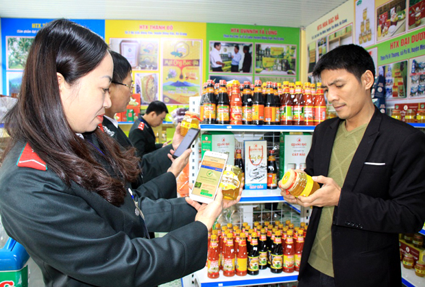 Cán bộ Chi cục Quản lý chất lượng Nông, lâm sản và thủy sản kiểm tra mã vạch truy xuất nguồn gốc sản phẩm mật ong Bạc hà.