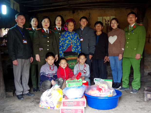 Đại diện lãnh đạo xã Hố Quáng Phìn và Phòng Thanh tra Công an tỉnh trao quà cho 3 trẻ có hoàn cảnh khó khăn.