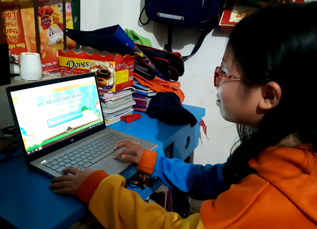Học sinh tra cứu thông tin và học tập tại nhà với ứng dụng ViettelStudy miễn phí. 
