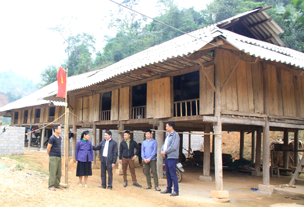 Người dân dựng nhà mới tại khu tái định cư thôn Bản Rịa.