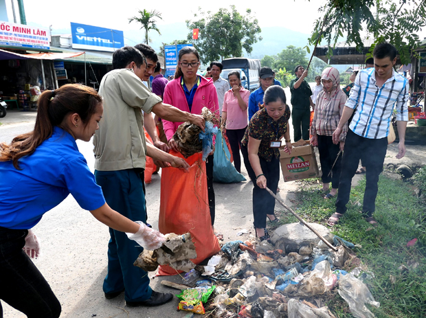 Cán bộ, đoàn viên, thanh niên xã Phương Tiến thu gom rác thải.                                                                                        Ảnh: C.T.V
