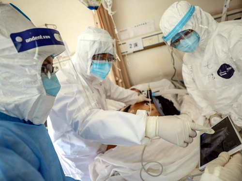 Nhân viên y tế kiểm tra bệnh nhân nhiễm Covid-19 ở Vũ Hán, Trung Quốc. Ảnh: AFP.