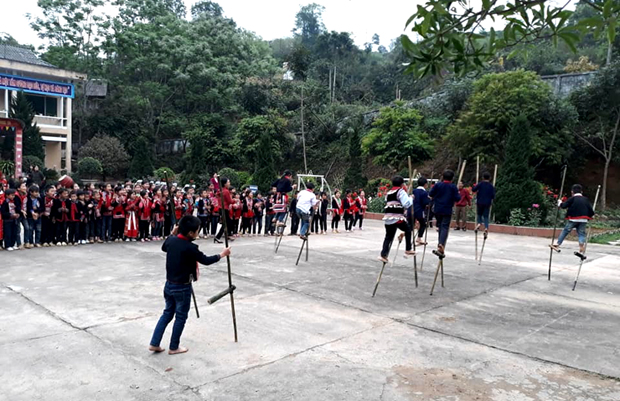 Học sinh huyện Bắc Quang tham gia các trò chơi dân gian.
