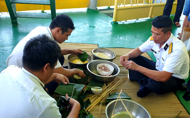 Chiến sĩ Nhà giàn DK1/10 gói bánh chưng. 