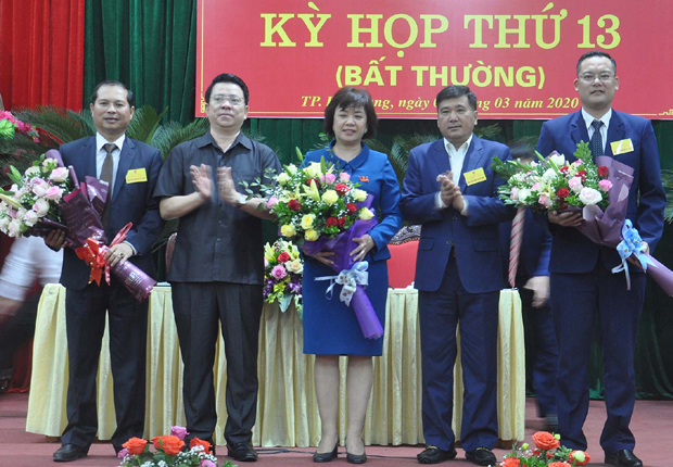 Đồng chí Trần Mạnh Lợi, Ủy viên BTV Tỉnh ủy, Trưởng ban Dân vận Tỉnh ủy và đồng chí Hầu Minh Lợi, Bí thư Thành ủy tặng hoa, chúc mừng các đồng chí được bầu giữ chức danh Chủ tịch HĐND, UBND, Phó Chủ tịch  UBND thành phố Hà Giang khóa XXII nhiệm kỳ 2016 – 2021.