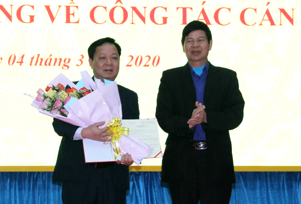 Trưởng Ban Tổ chức – Nội vụ tỉnh Nguyễn Trung Tài trao Quyết định của BTV Tỉnh ủy cho đồng chí Phạm Duy Hiền.