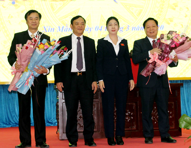 Đại biểu tặng hoa đồng chí Hoàng Nhị Sơn thôi giữ chức vụ Chủ tịch UBND huyện và chúc mừng đồng chí Phạm Duy Hiền được bầu giữ chức vụ Chủ tịch UBND huyện Xín Mần.