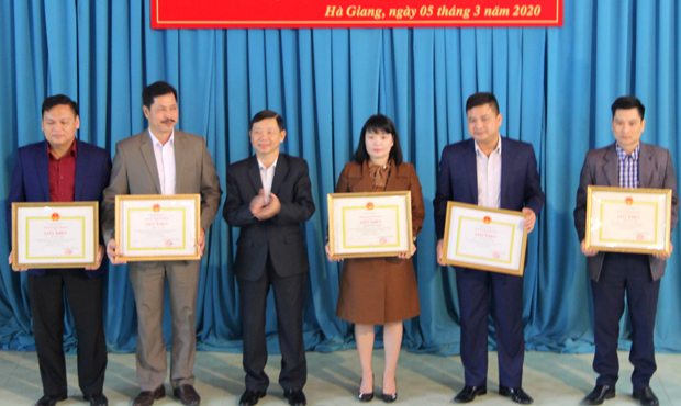 Các học viên có thành tích xuất sắc trong học tập nhận Giấy khen