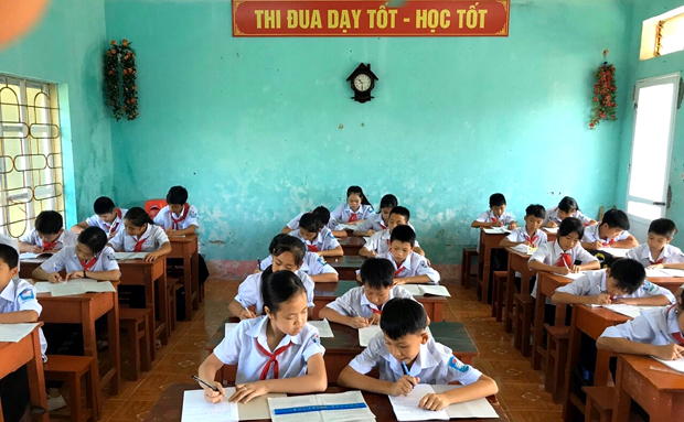 Các em học sinh lớp 6 trường THCS Quang Trung (TPHG) trong giờ học môn Giáo dục công dân. Ảnh: Quỳnh Hương
