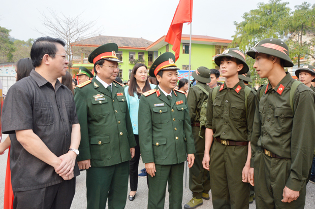 Lãnh đạo Quân khu 2 và lãnh đạo tỉnh, thành phố Hà Giang thăm, kiểm tra tại Trường Quân sự tỉnh.                           Ảnh: CTV