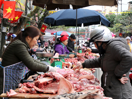 Thịt lợn bán tại chợ Trung tâm thành phố Hà Giang.