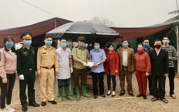 Mặt trận Tổ quốc và các đoàn thể, các tổ chức cá nhân huyện Quang Bình trao tặng tiền mặt và nhu yếu phẩm cho Chốt kiểm soát Yên Thành