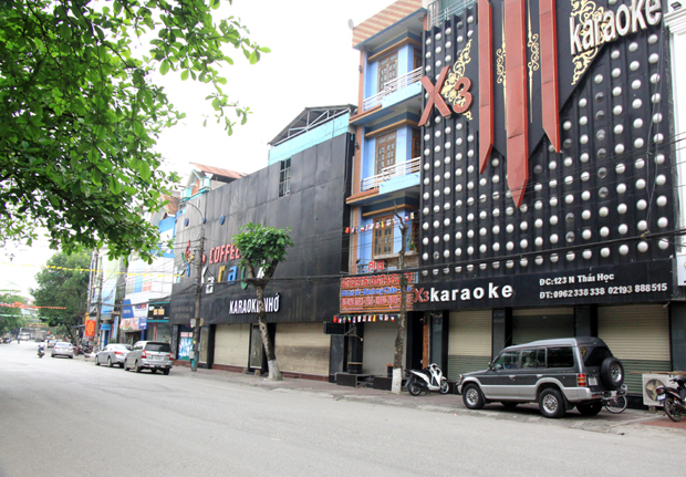 Các quán karaoke trên đường Nguyễn Thái Học, phường Minh Khai (thành phố Hà Giang) đều đóng cửa.                                                       Ảnh: HẠ HÒA