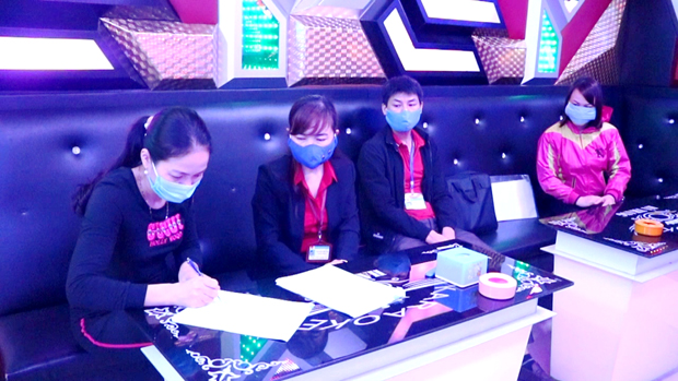 Đội kiểm tra liên ngành Văn hóa, xã hội huyện Quang Bình kiểm tra và yêu cầu các cơ cơ kinh doanh dịch vụ văn hóa ký cam kết tạm dừng hoạt động.                                                                          Ảnh: Đức Trọng