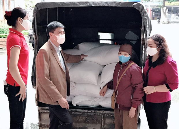 Mặt trận Tổ quốc thành phố Hà Giang tiếp nhận 1 tấn gạo bà Lai ủng hộ.